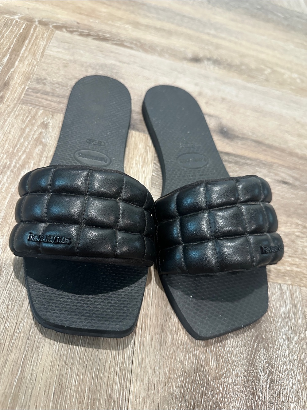 Havaianas women’s black slides, size 9